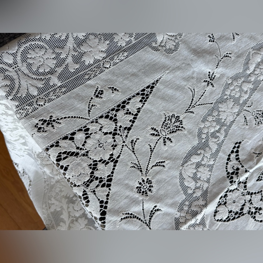 Gorgeous Large Vintage Cream Lace Tablecloth - Picture 8 of 10